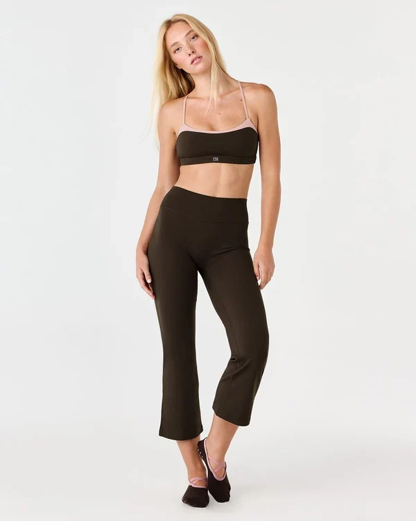 Form Mid Rise Invisible Scrunch Flare Capri Leggings 25
