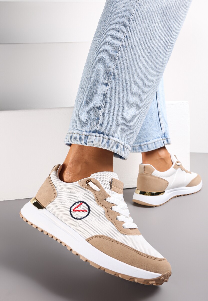 Beżowe Sneakersy z Haftowaną Naszywką i Metaliczną Wstawką Elnara