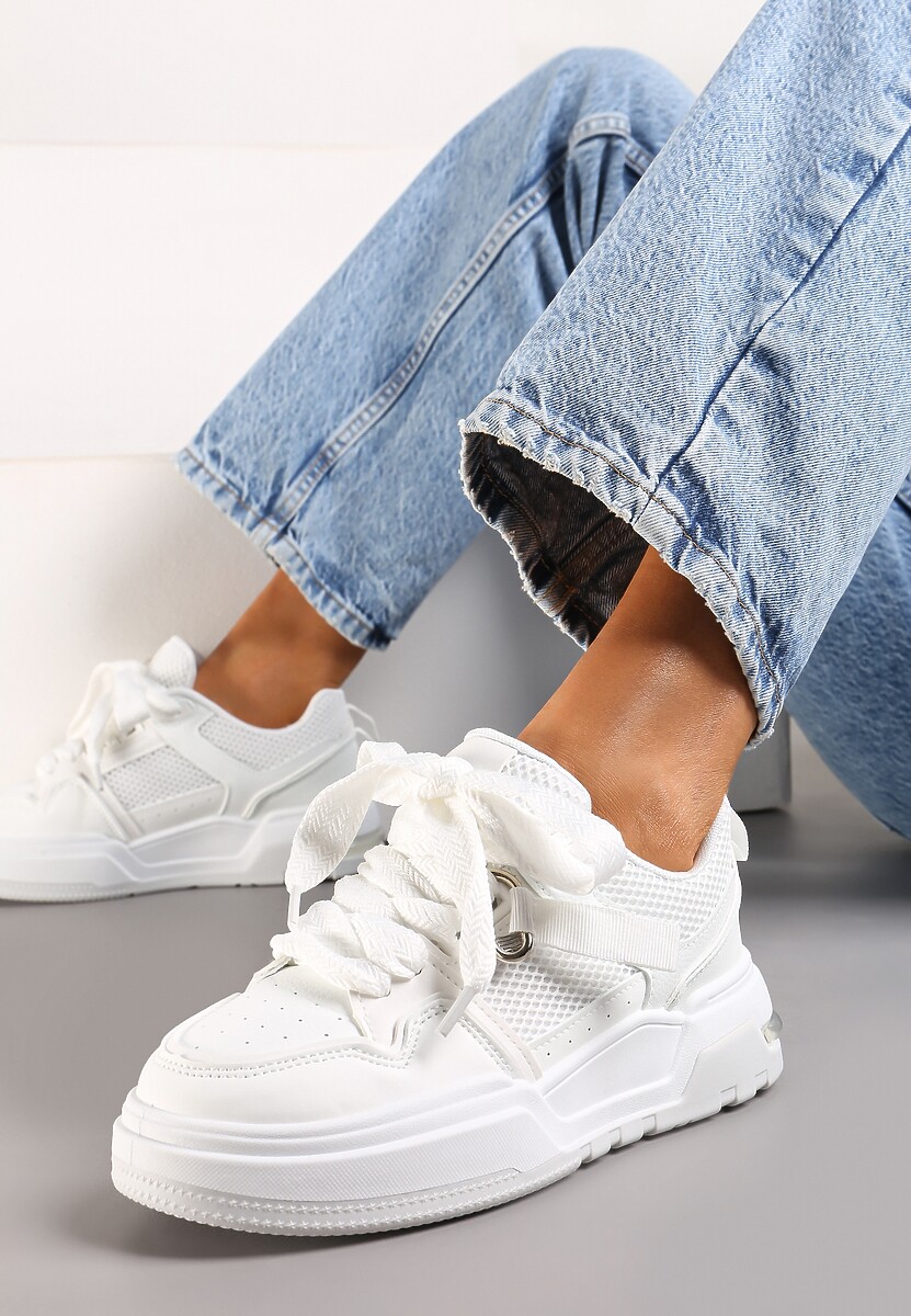 Białe Sneakersy z Ozdobnymi Sznurówkami i Grubą Podeszwą Klorimia