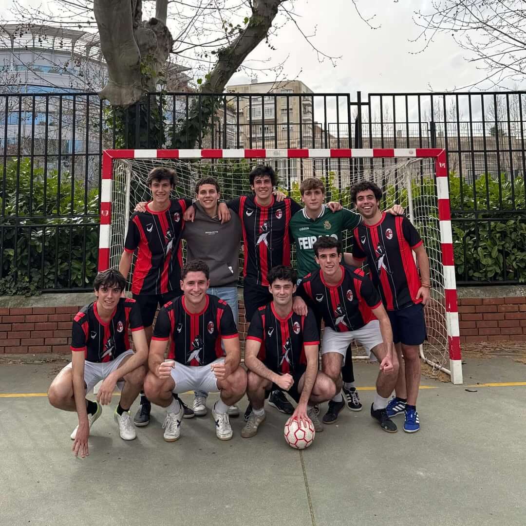 Equipo Al-Carajo luciendo camisetas personalizadas MOMUTO en Madrid, ETSII