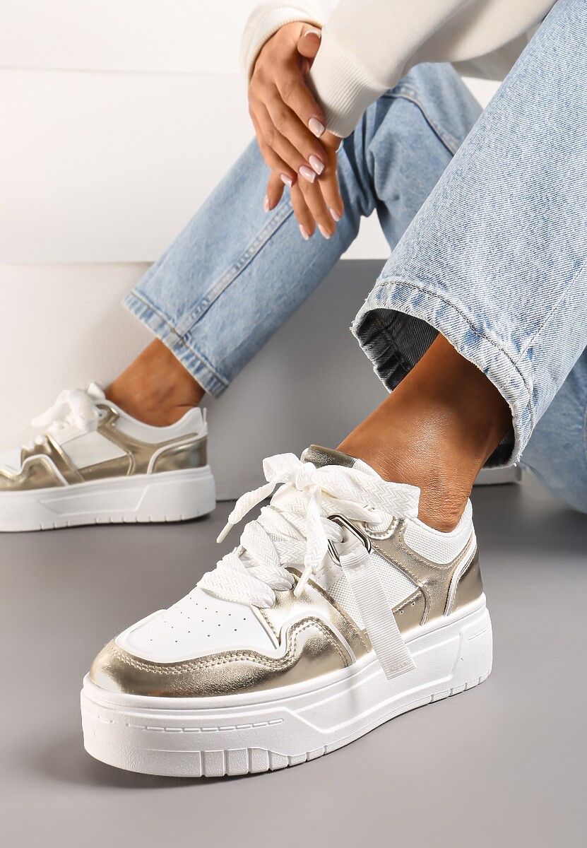 Białe Sneakersy na Niskiej Platformie z Zawieszką i Ozdobnymi Sznurówkami Salam