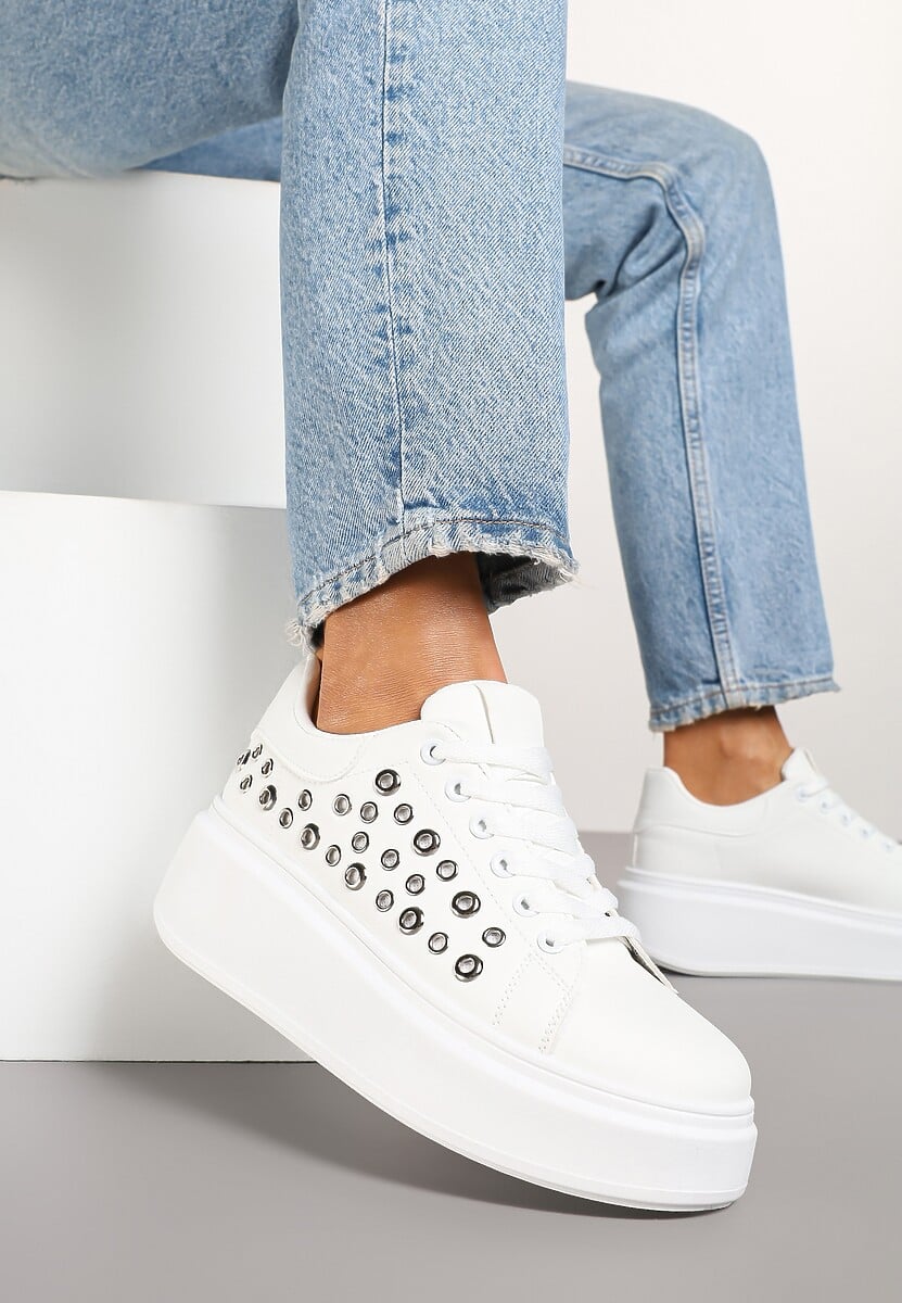 Białe Sneakersy na Niskiej Platformie z Aplikacjami przy Cholewce Maristia