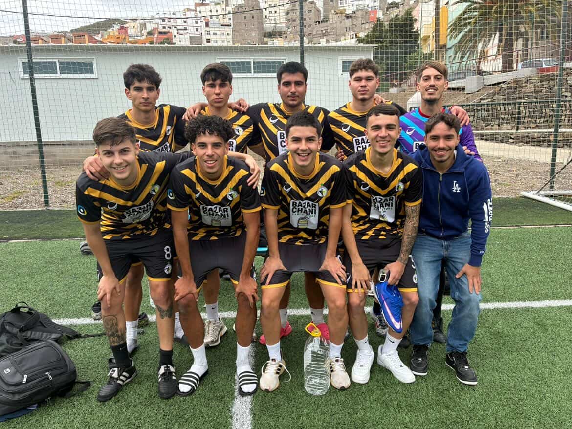 Batán Scorpion team wearing their custom MOMUTO football jerseys in Las Palmas, Superliga LPGC
