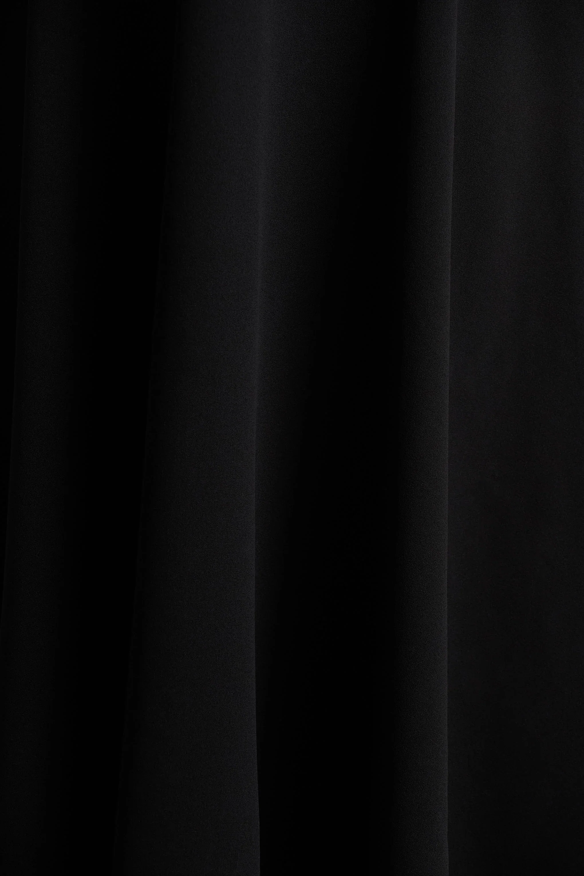 Andromeda | Black Sweetheart-Neck Midi Dress