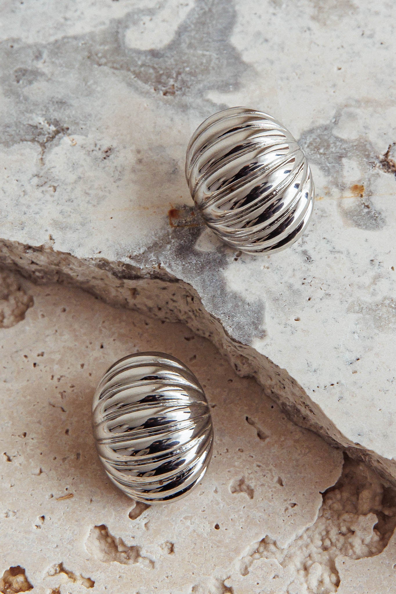 Shelly Ribbed Curve Earrings Dark Silver