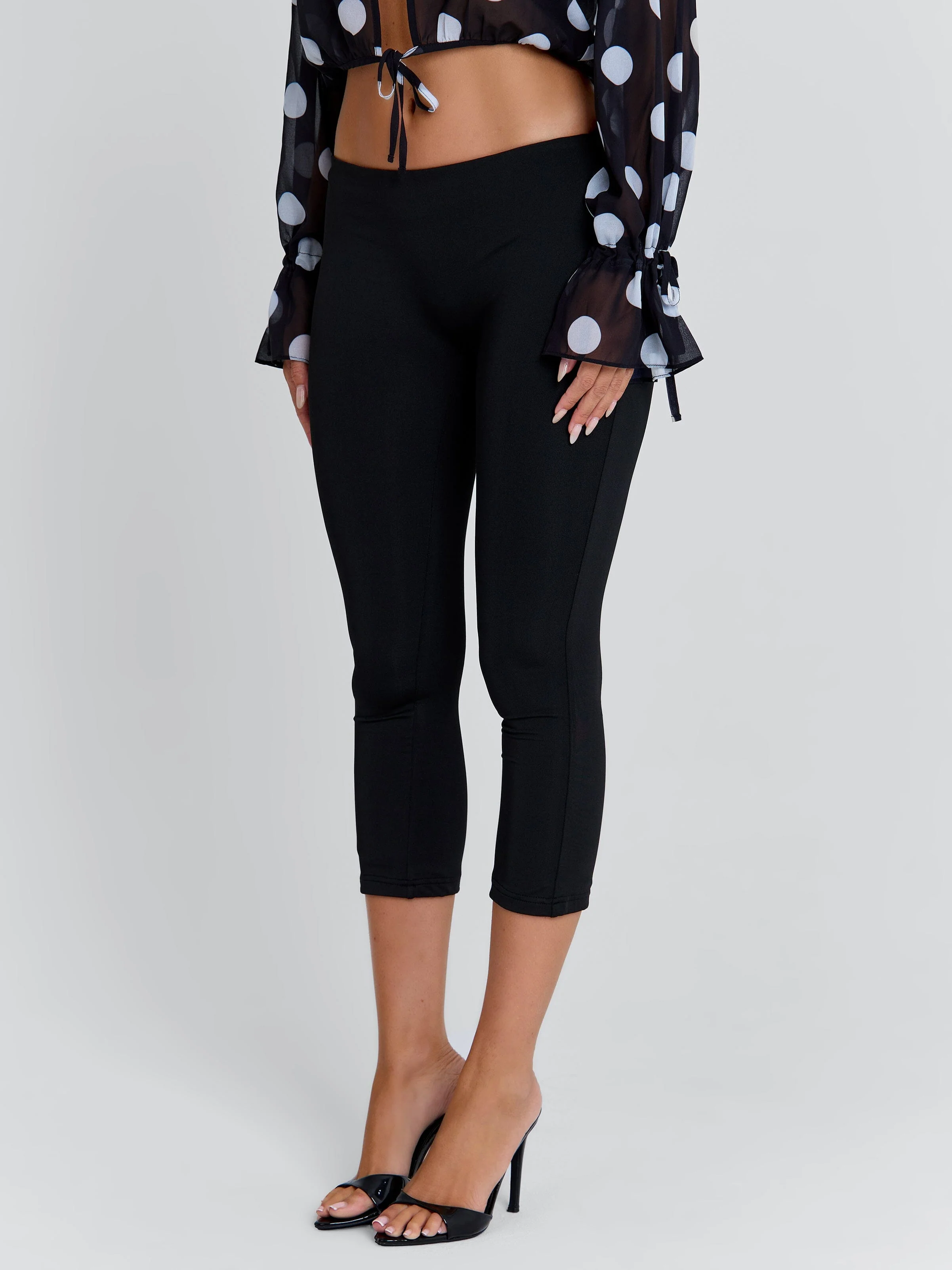 Lumae Capri Pants Black