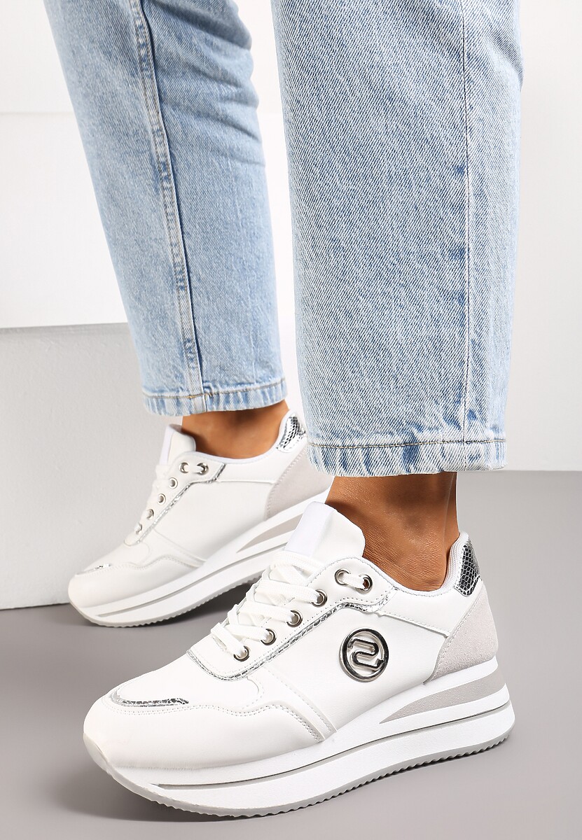Biało-Srebrne Sneakersy z Okrągłą Naszywką i Platformą Viliera