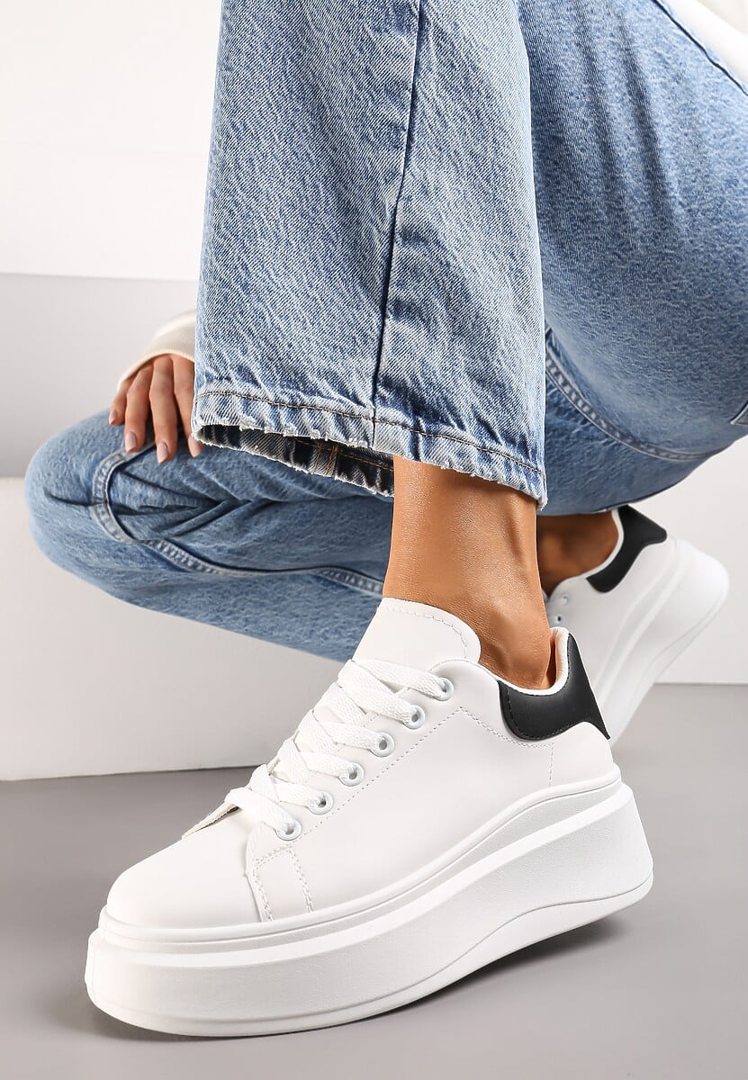 Biało-Czarne Sznurowane Sneakersy na Niskiej Platformie z Imitacji Skóry Ajanfa