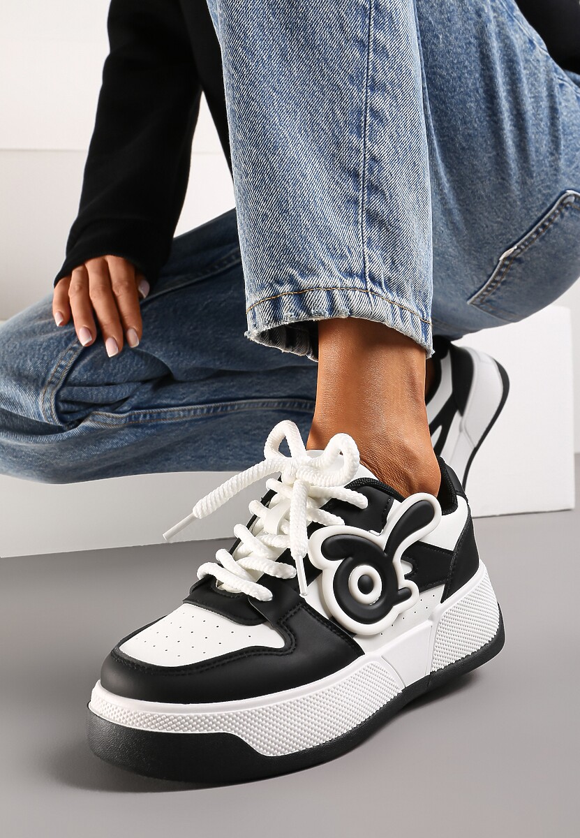 Biało-Czarne Sneakersy na Niskiej Platformie z Wypukłą Ozdobą Irasa