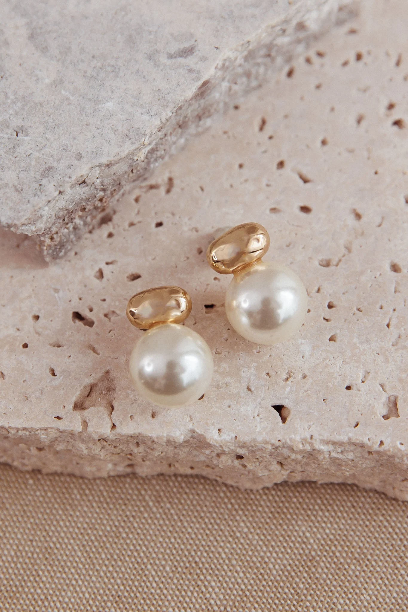 Lulu Pearl Accent Studs Gold/Pearl