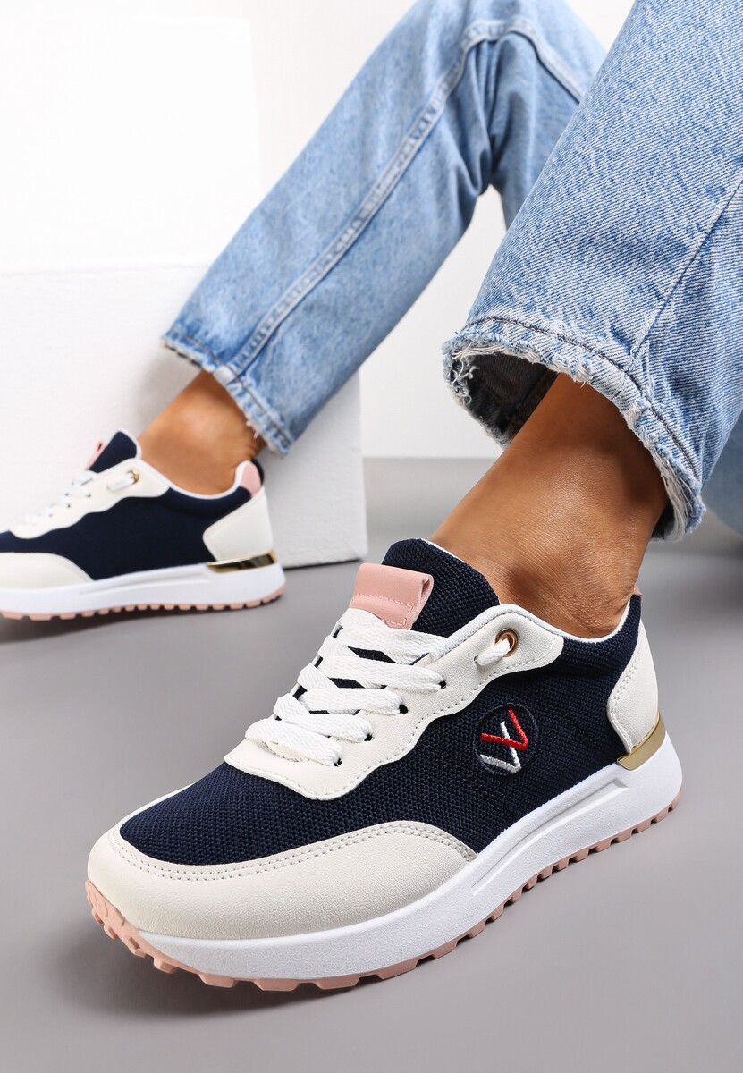 Czarne Sneakersy z Haftowaną Naszywką i Metaliczną Wstawką Elnara