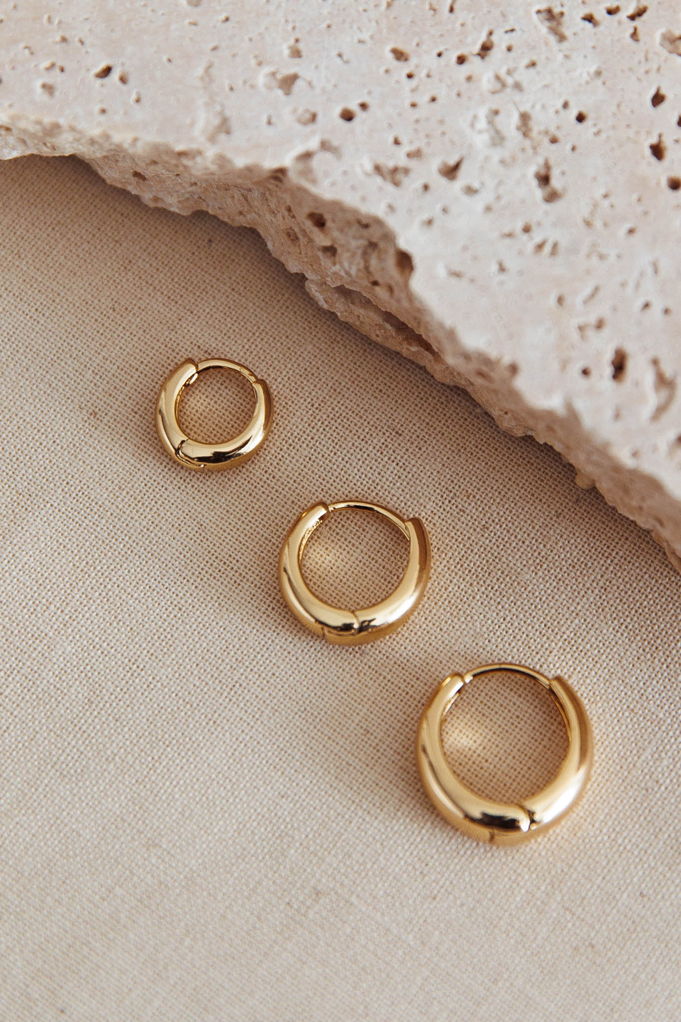 Kelly Huggie Earrings Set Gold