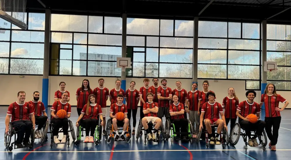 Equipo STAPS de Metz luciendo camisetas personalizadas MOMUTO en Francia, FFSU