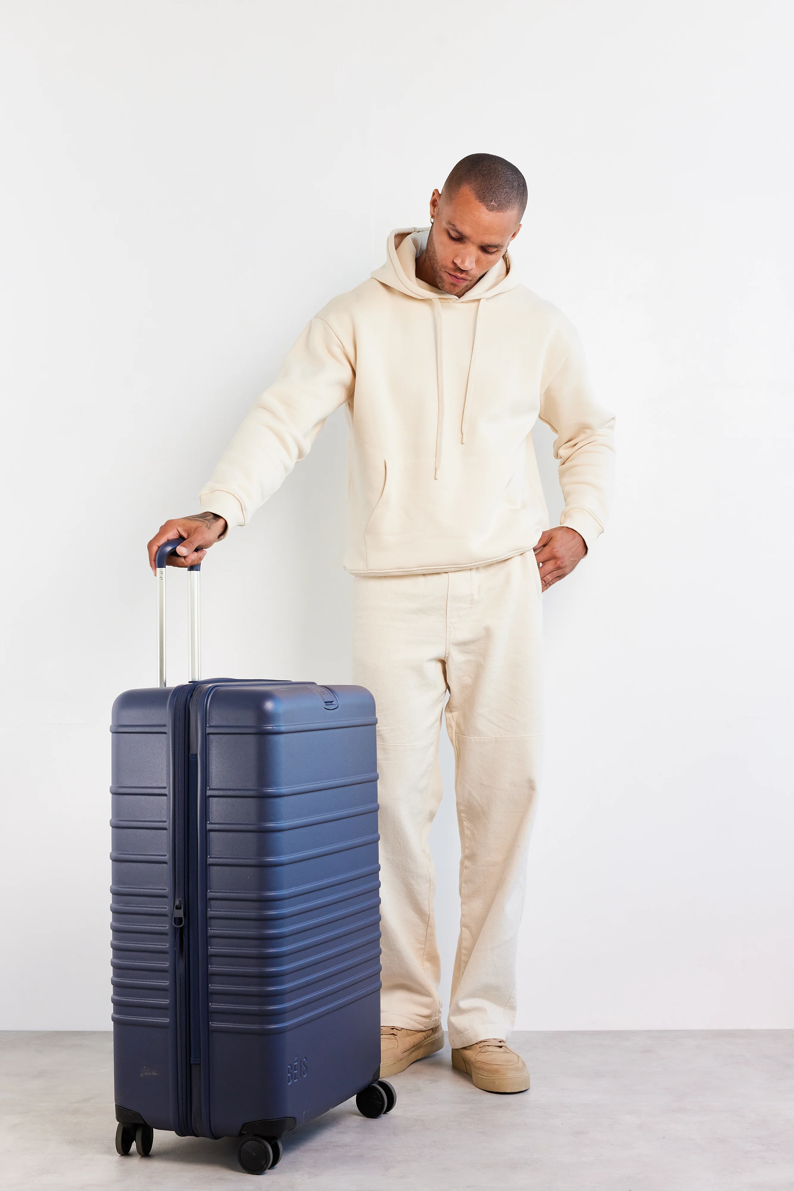 BEIS 'The Large Check-In Roller in Navy