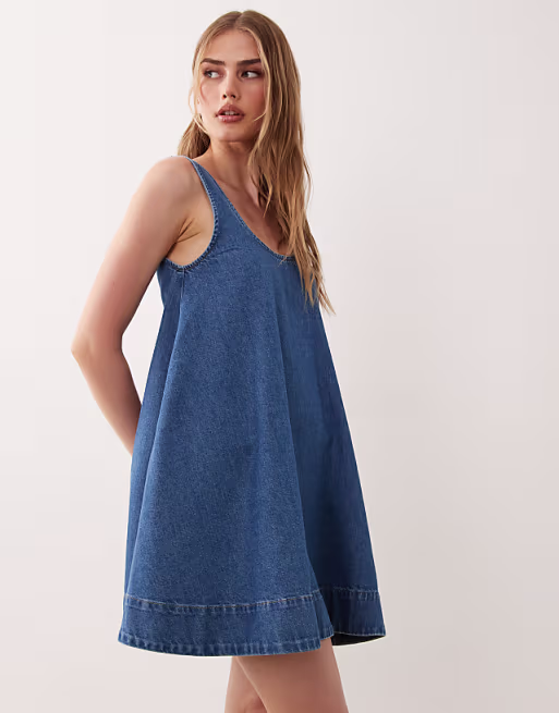 denim scoop neck trapeze dress with pockets in mid blue