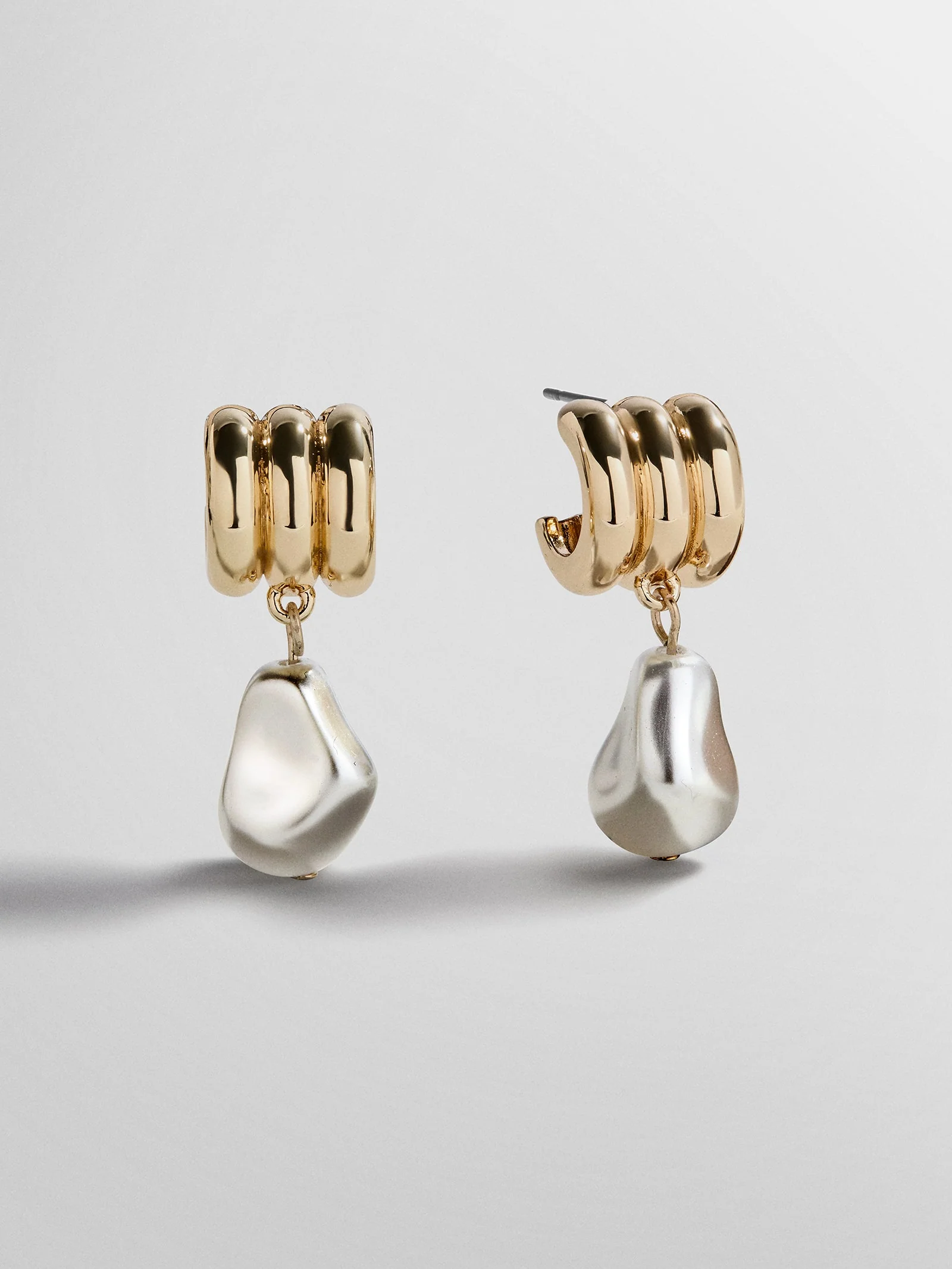 Teagan Ribbed Pearl Earrings - Gold/Pearl