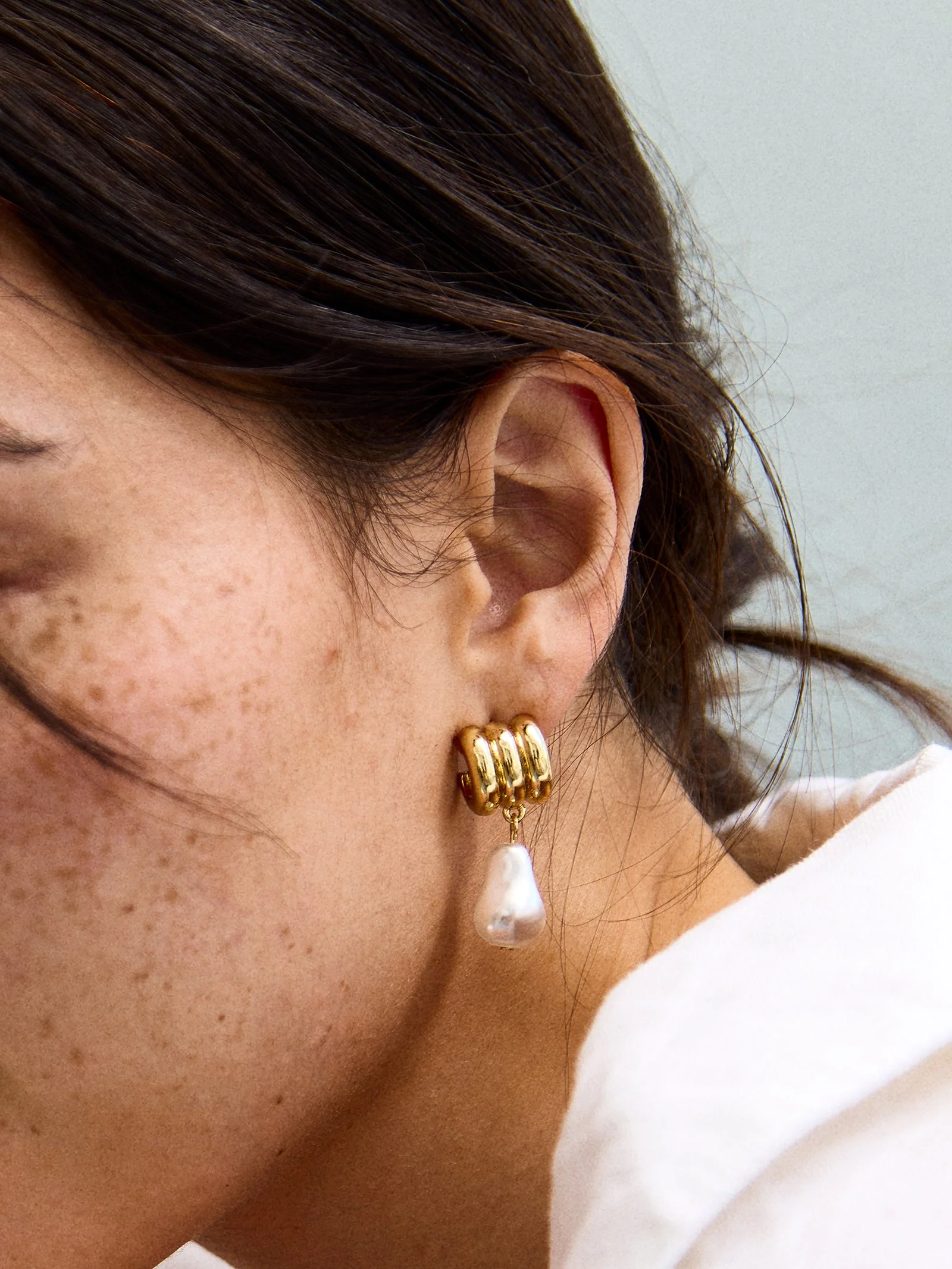 Teagan Ribbed Pearl Earrings - Gold/Pearl