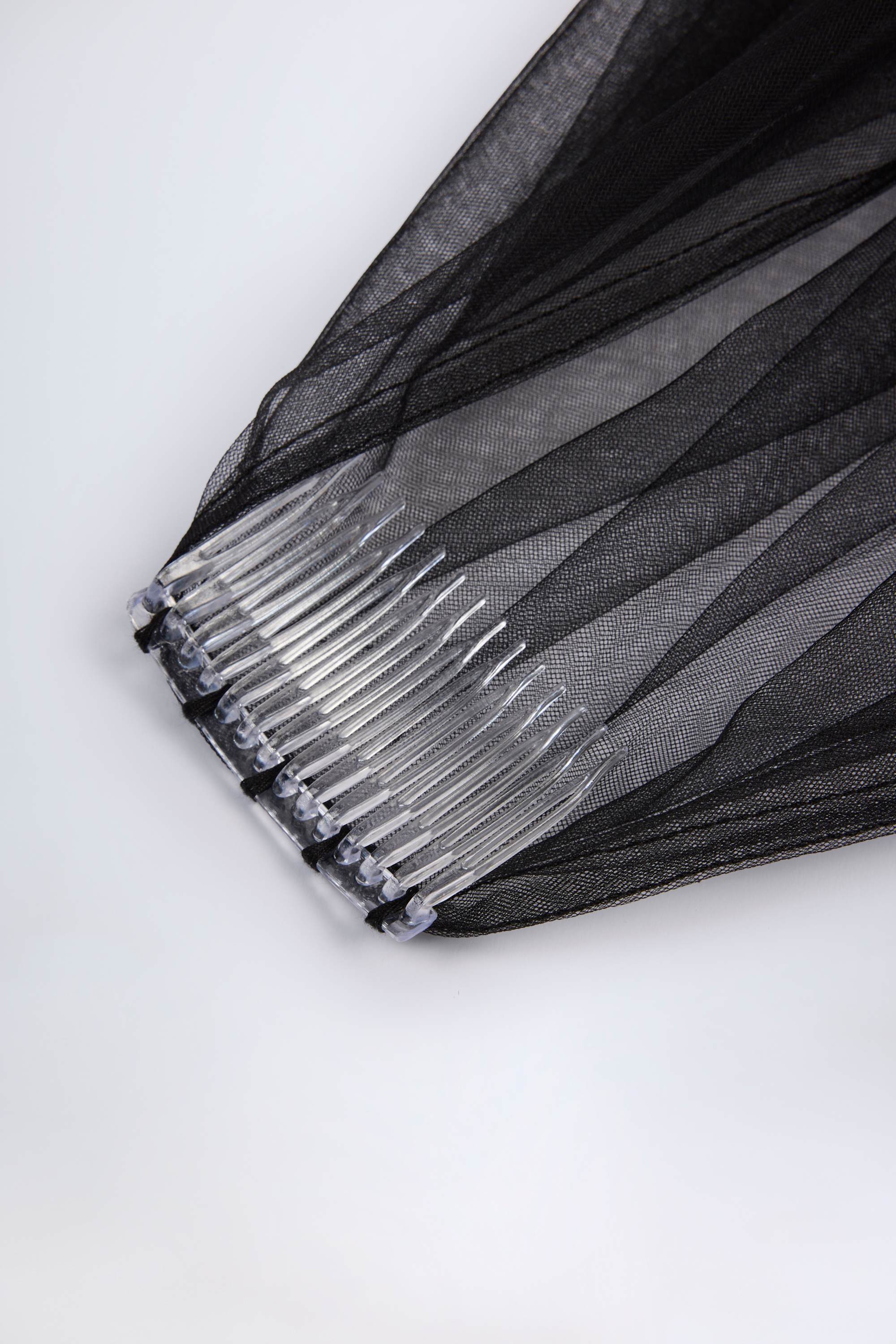 Lace-Trim Veil in Black