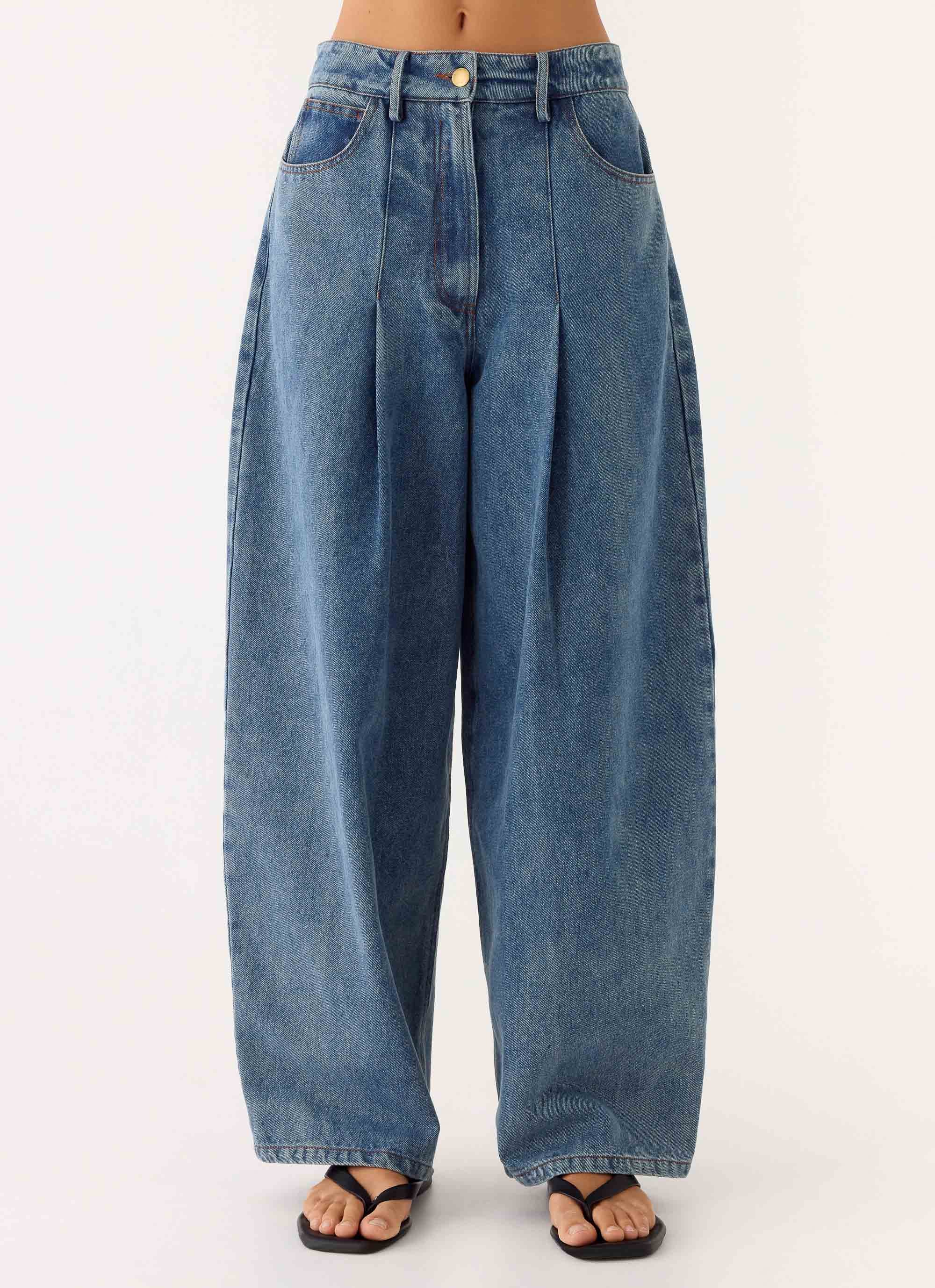 Zayn Pleated Denim Jeans - Light Wash Blue