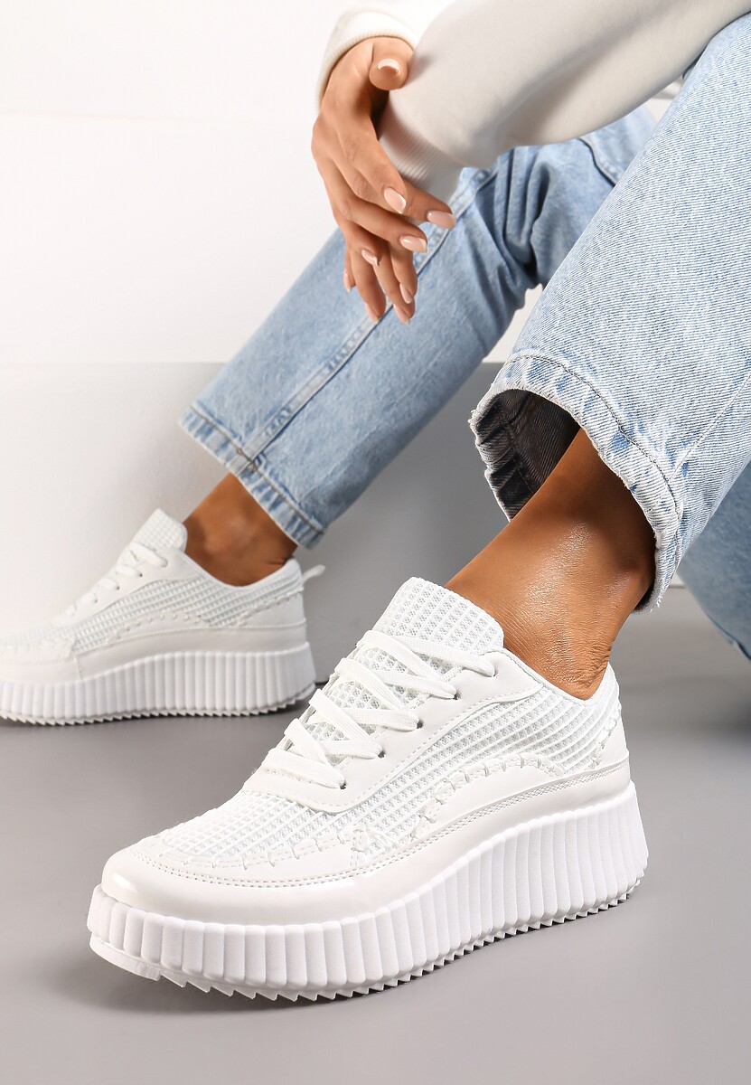 Białe Sneakersy na Platformie Ozdobione Nitami i Patchworkowymi Wstawkami Jeneria