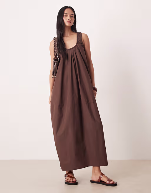 poplin ruched scoop neck and back maxi sundress in chocolate