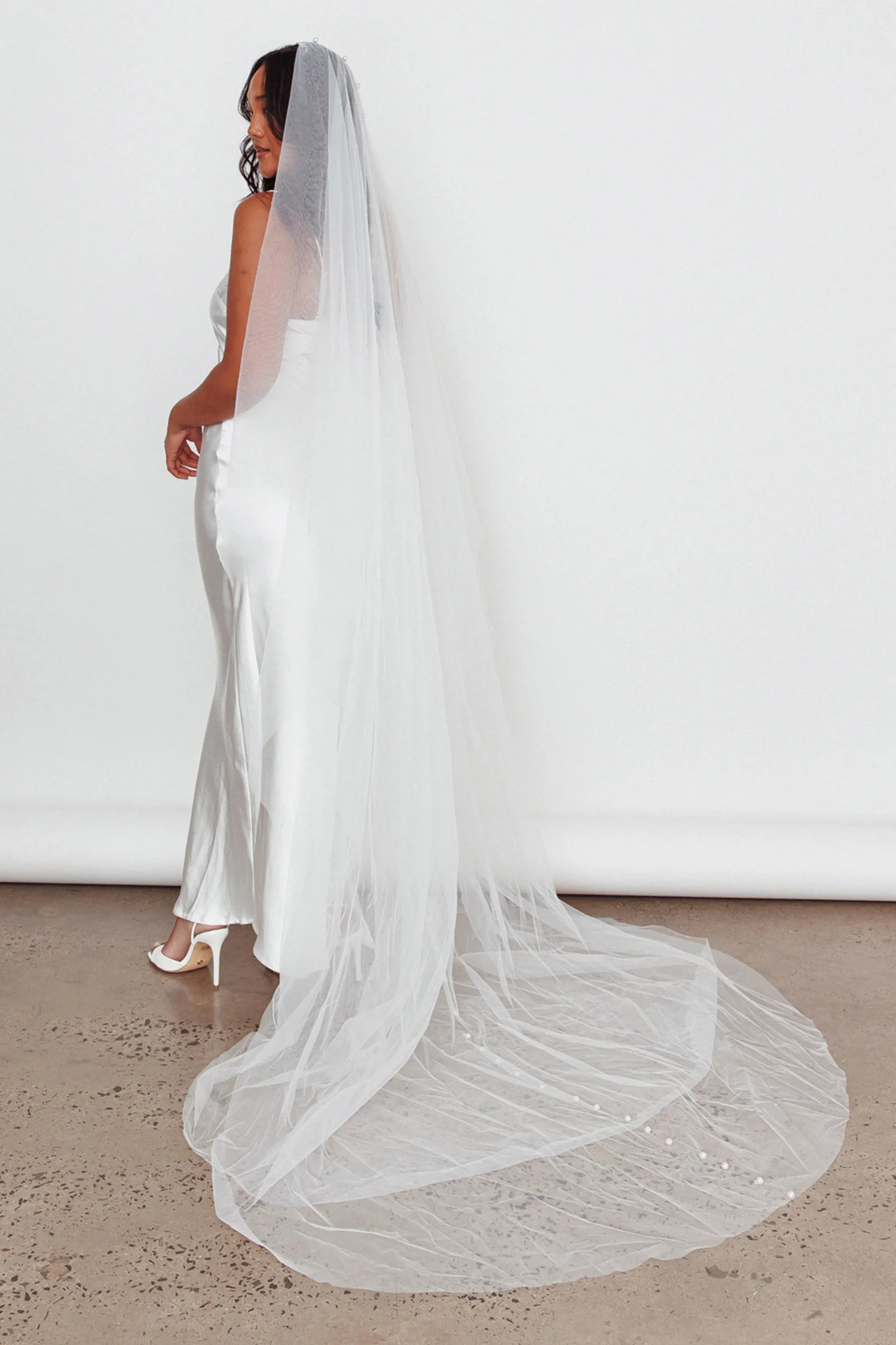 Magic Moment Pearl Accent Veil White