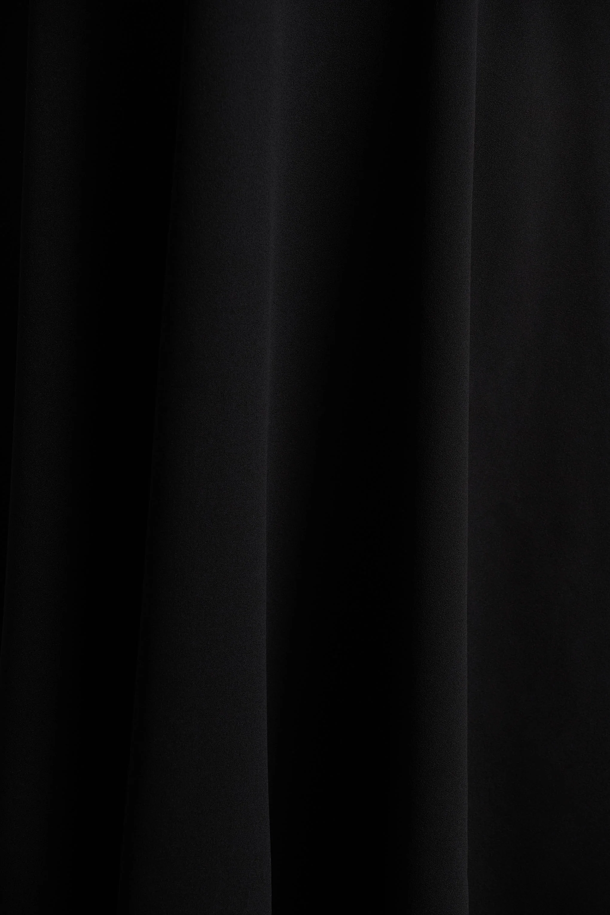 Andromeda | Black Sweetheart-Neck Midi Dress