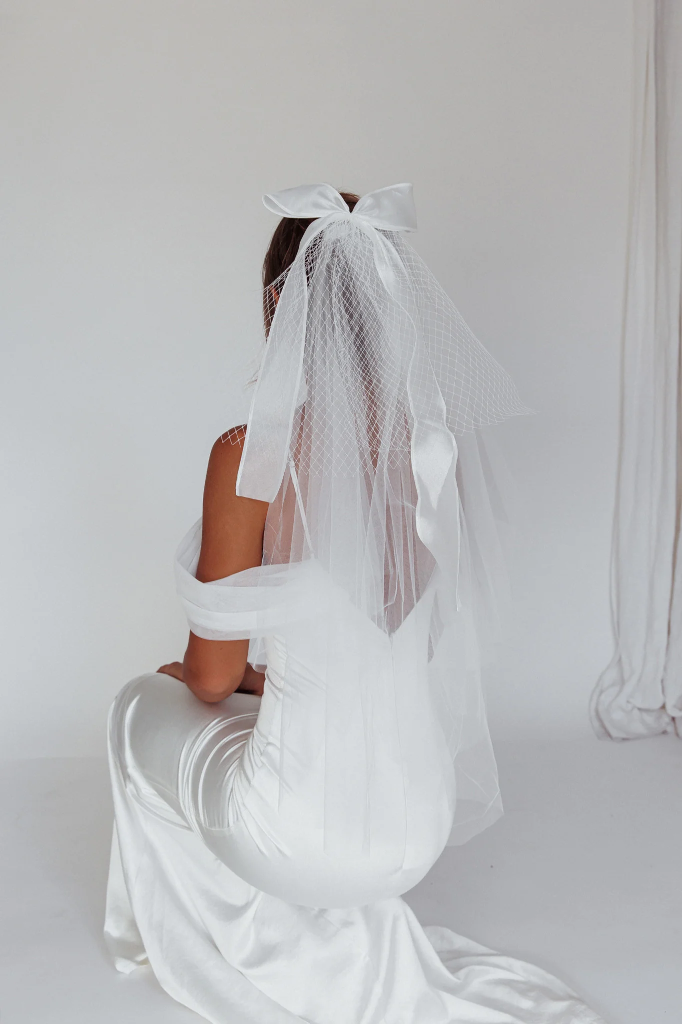 Evelyn Bow & Fishnet Bridal Veil White
