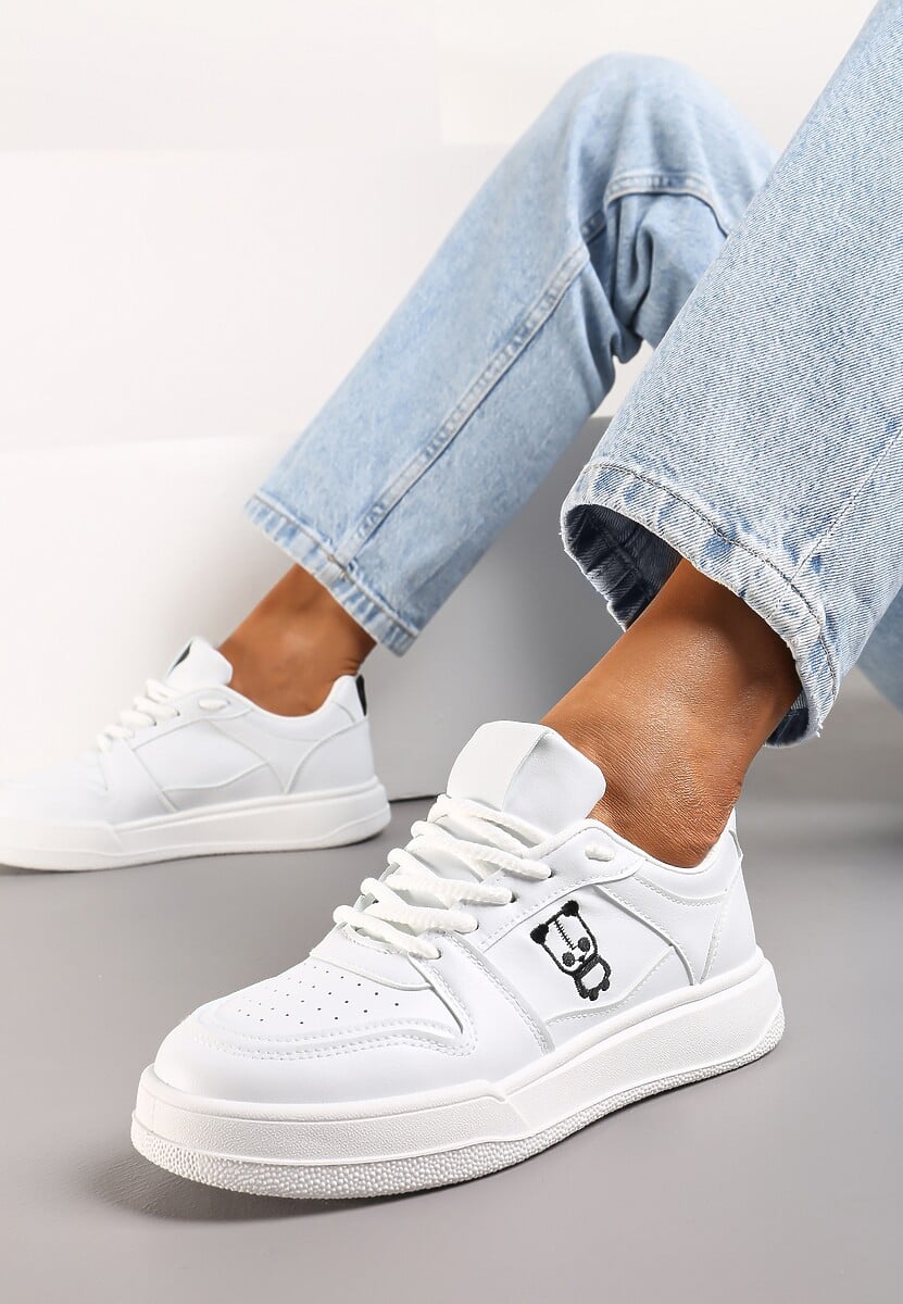 Białe Sneakersy z Drobną Perforacją i Małym Nadrukiem Fredomia