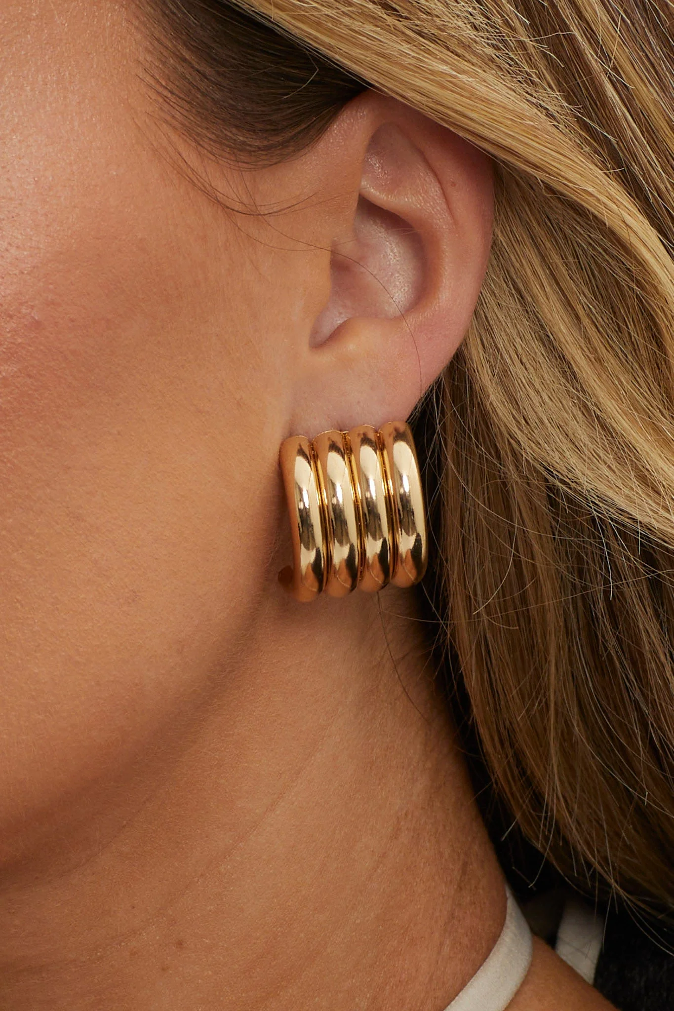 Mally Ribbed Hoop Earrings Gold