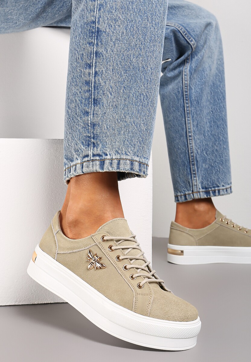 Beżowe Skórzane Sneakersy na Grubej Podeszwie z Przeszyciami i Broszką Nirnile