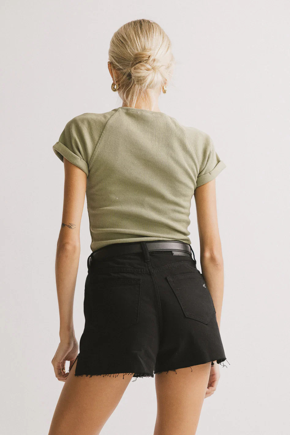 Kammie Ribbed Basic Tee in Sage