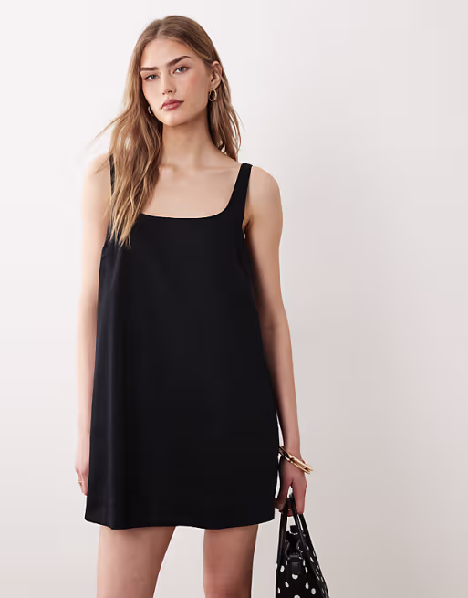 scoop neck shift mini dress in black
