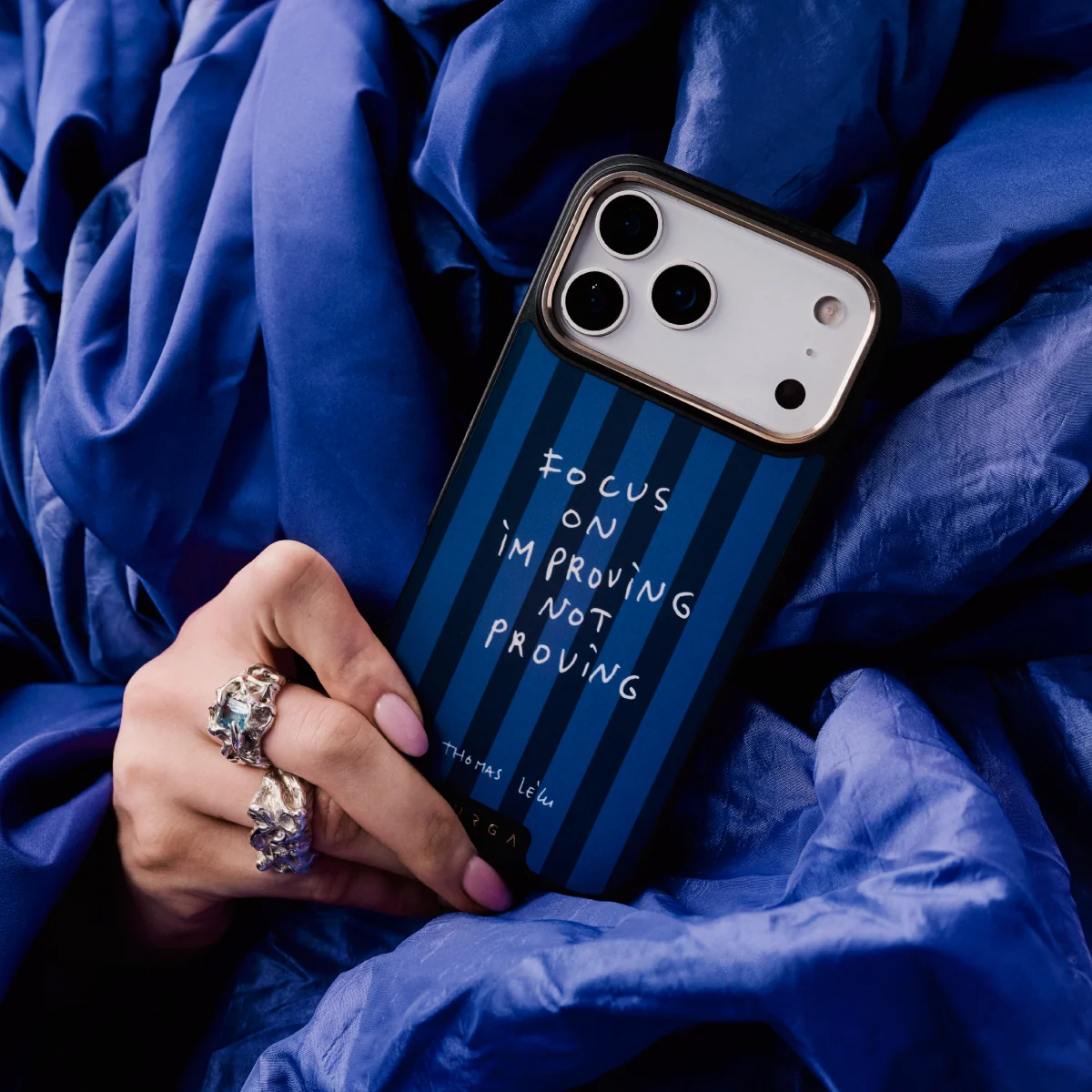 Focus On - iPhone 11 Pro Max ケース