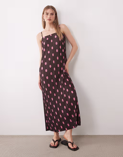 sleeveless square neck plisse midi dress in spot print