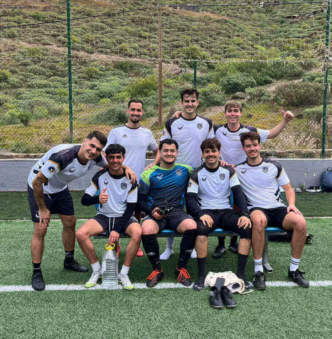 Equipo Drinkteam FC luciendo camisetas personalizadas MOMUTO en Las Palmas, Superliga LPGC