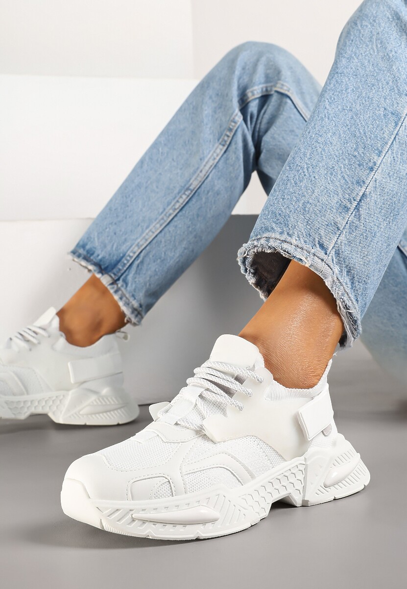 Białe Sneakersy w Streetwearowym Stylu z Ozdobnym Rzepem Akkaria