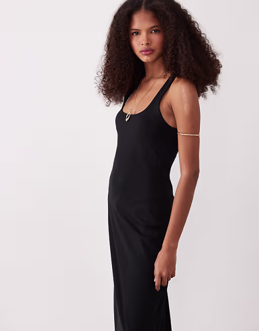 scoop neck maxi dress in black