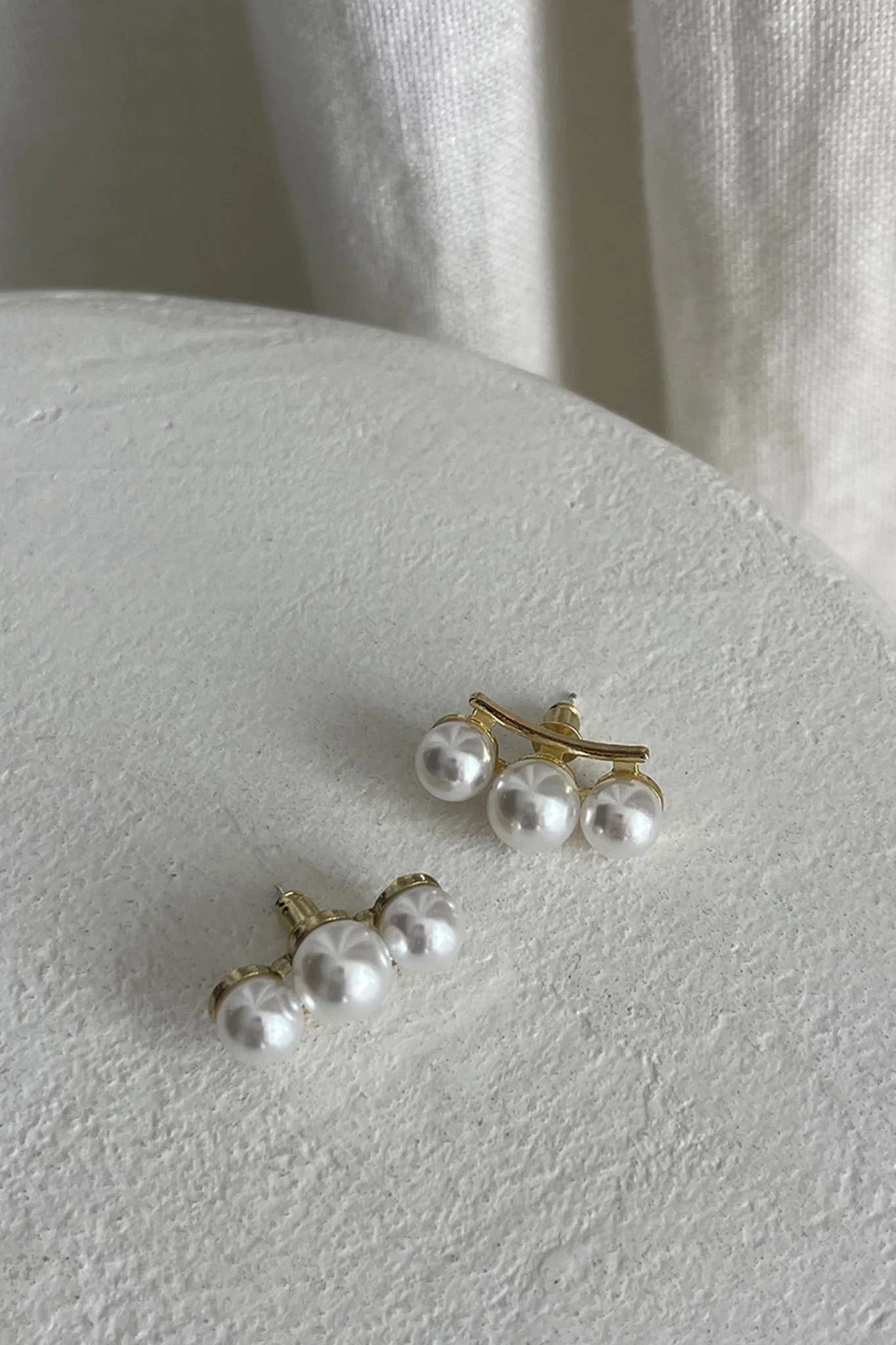 Eva Three Pearl Earrings Gold