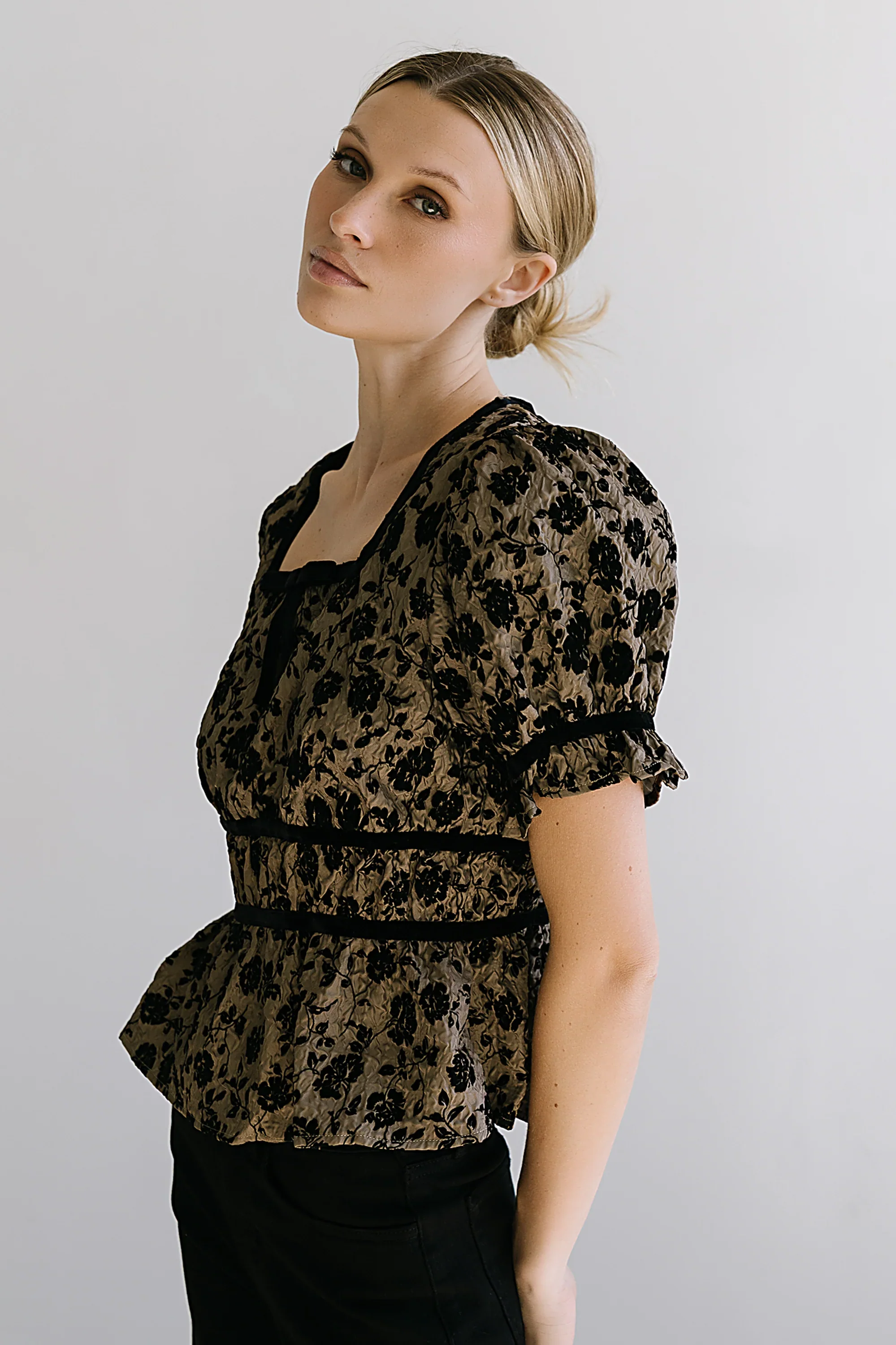 Tallie Floral Blouse in Mocha
