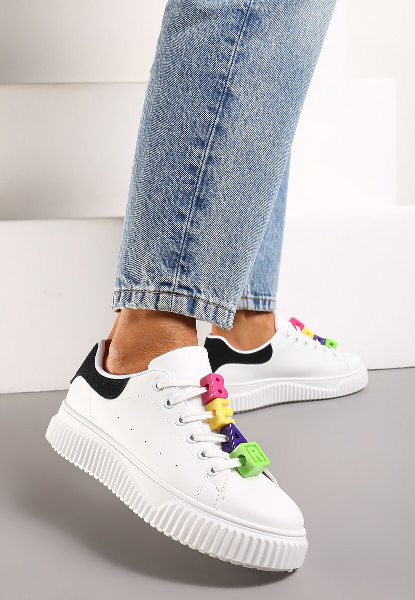 Biało-Czarne Sneakersy na Niskiej Platformie z Kolorowymi Aplikacjami na Sznurówkach Lasteria