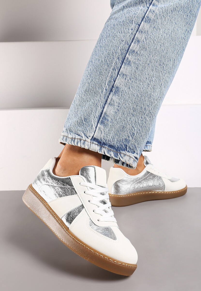 Biało-Srebrne Sneakersy na Płaskiej Podeszwie Ozdobione Metalicznymi Elementami Nevlise