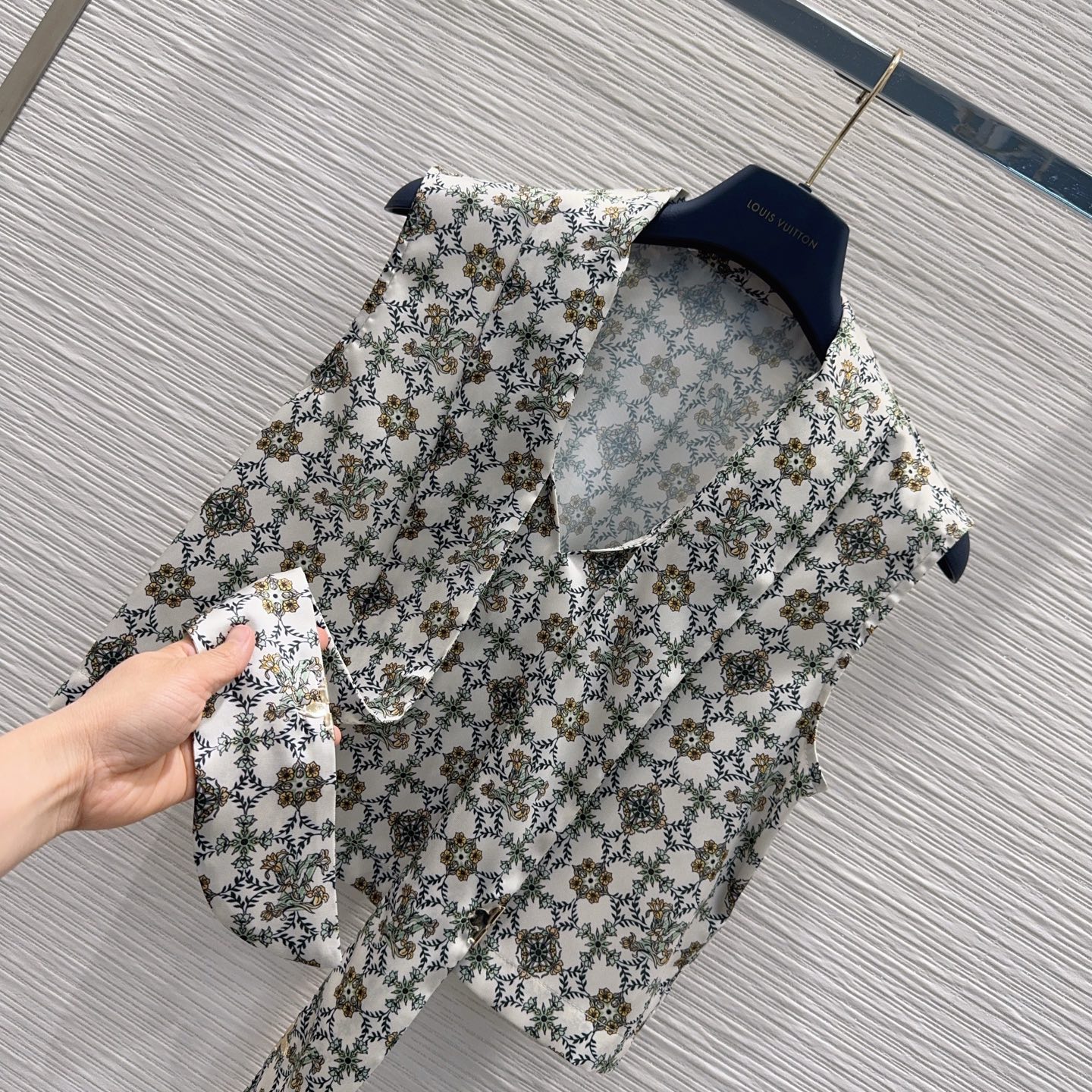 [TOP] Louis Vuitton LV Lavallière Blouse + Monogram Pleat Skirt