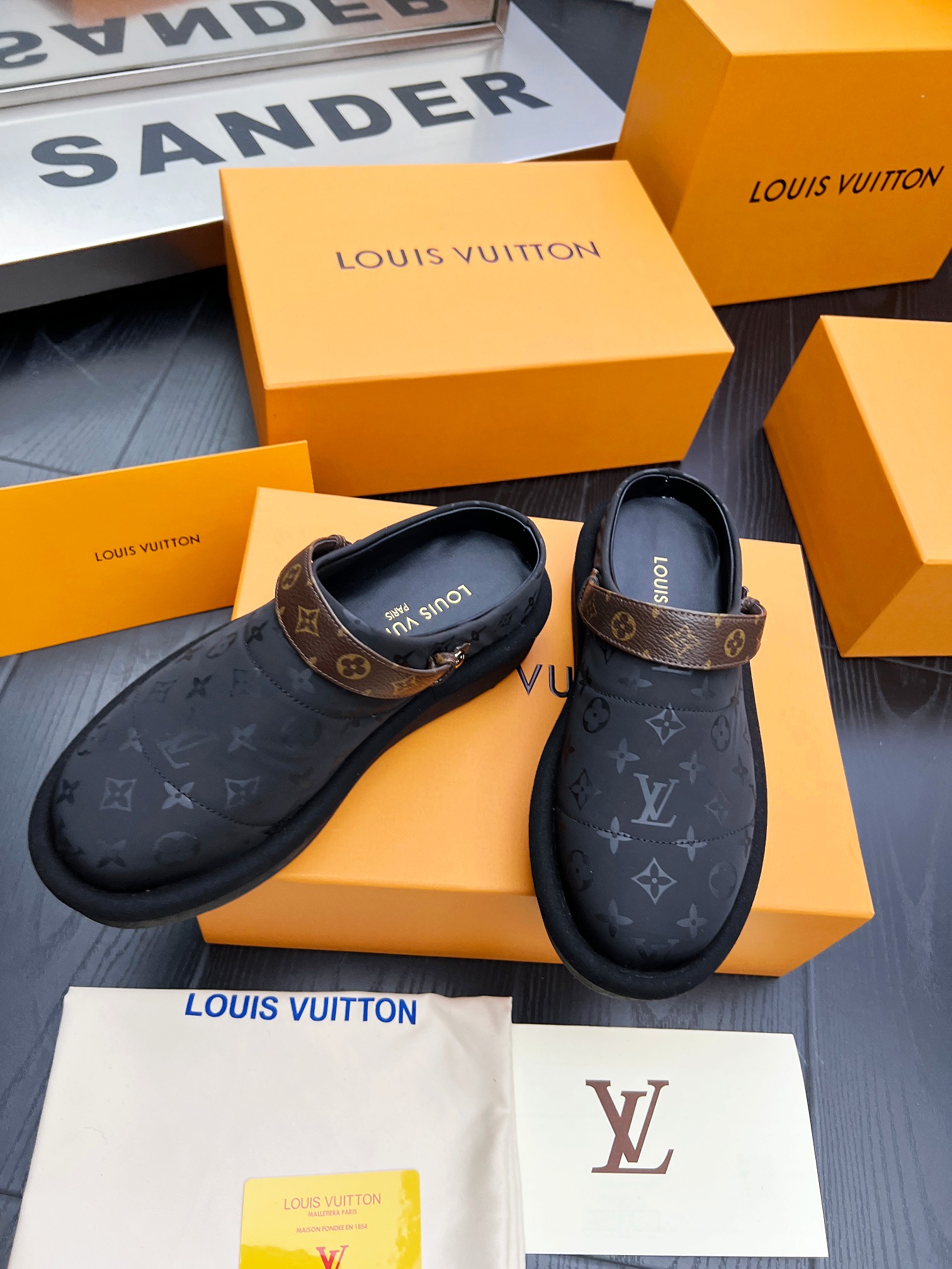 [TOP] Louis Vuitton LV Slippers - Black - 711 Luxury