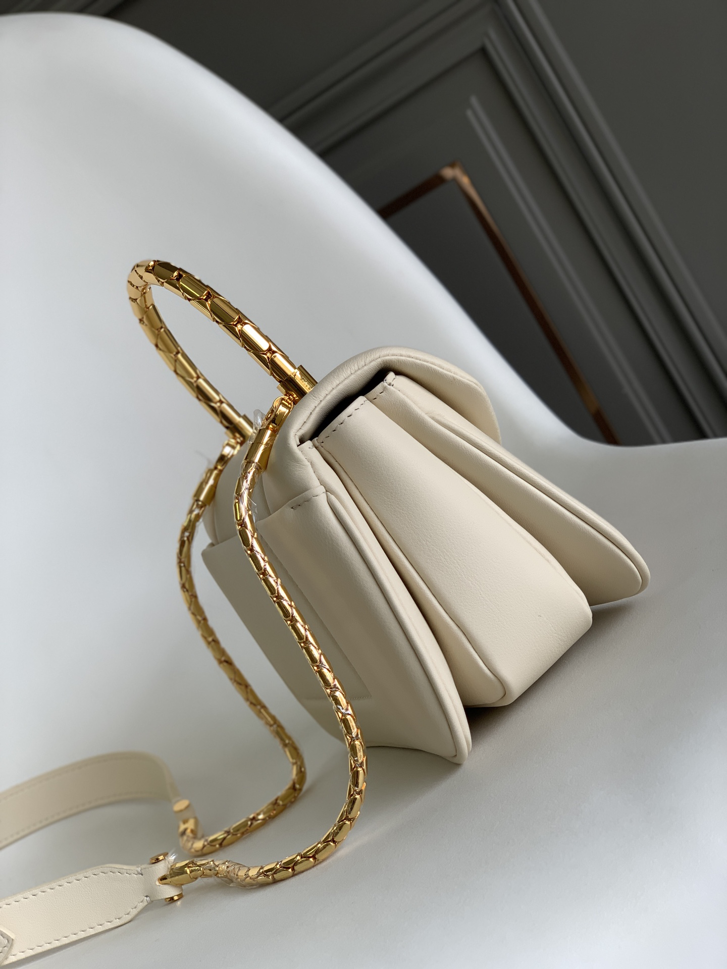 [TOP] BVLGARI Serpenti Reverse Bag Calfskin 20x14x10cm - White