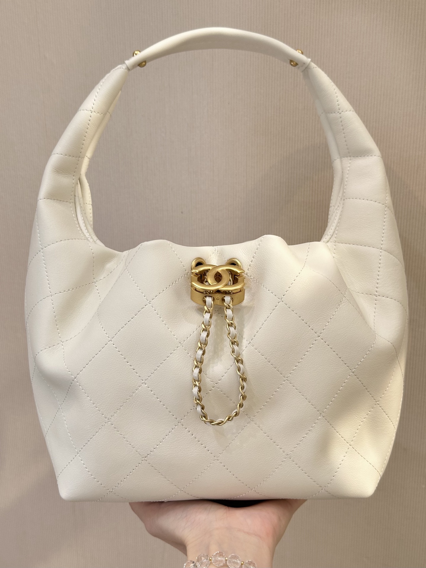 [TOP] CHANEL Hobo Bag Calfskin 29x18x12cm - White - 711 Luxury