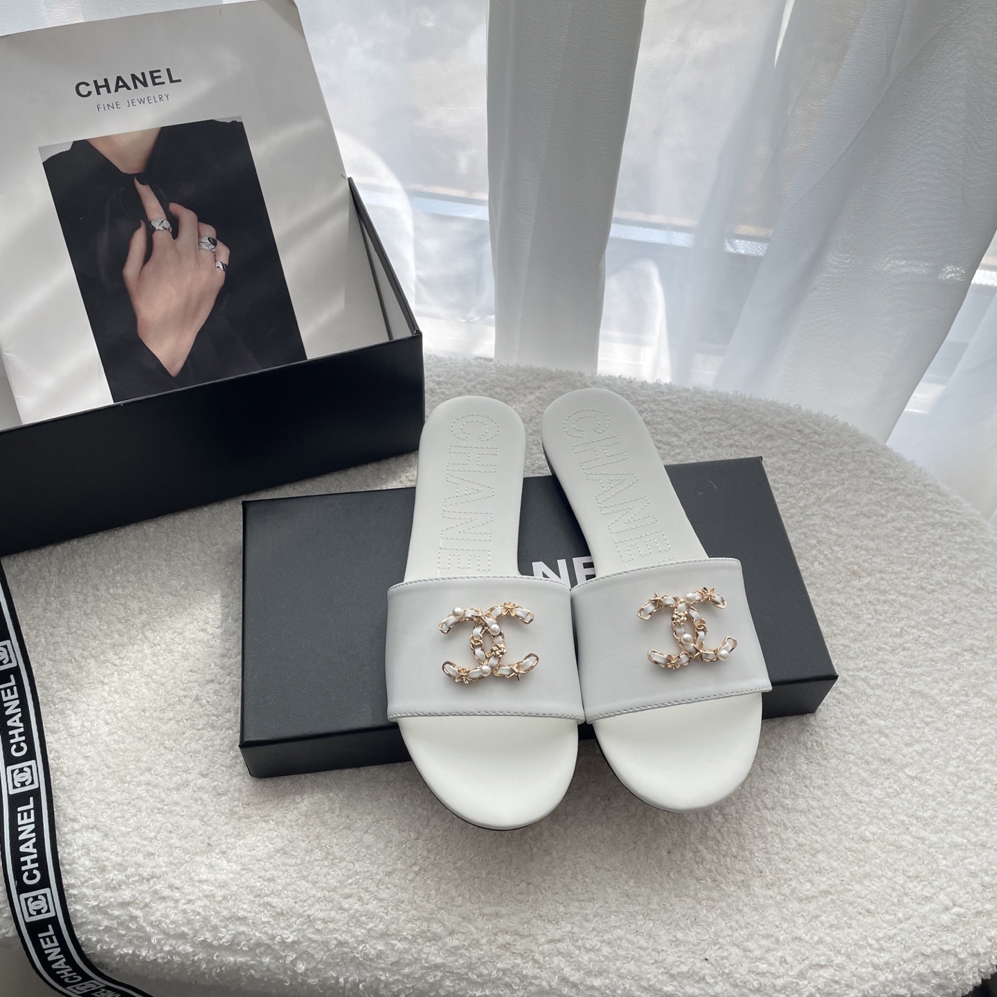 [TOP] CHANEL Flat Sandals - White