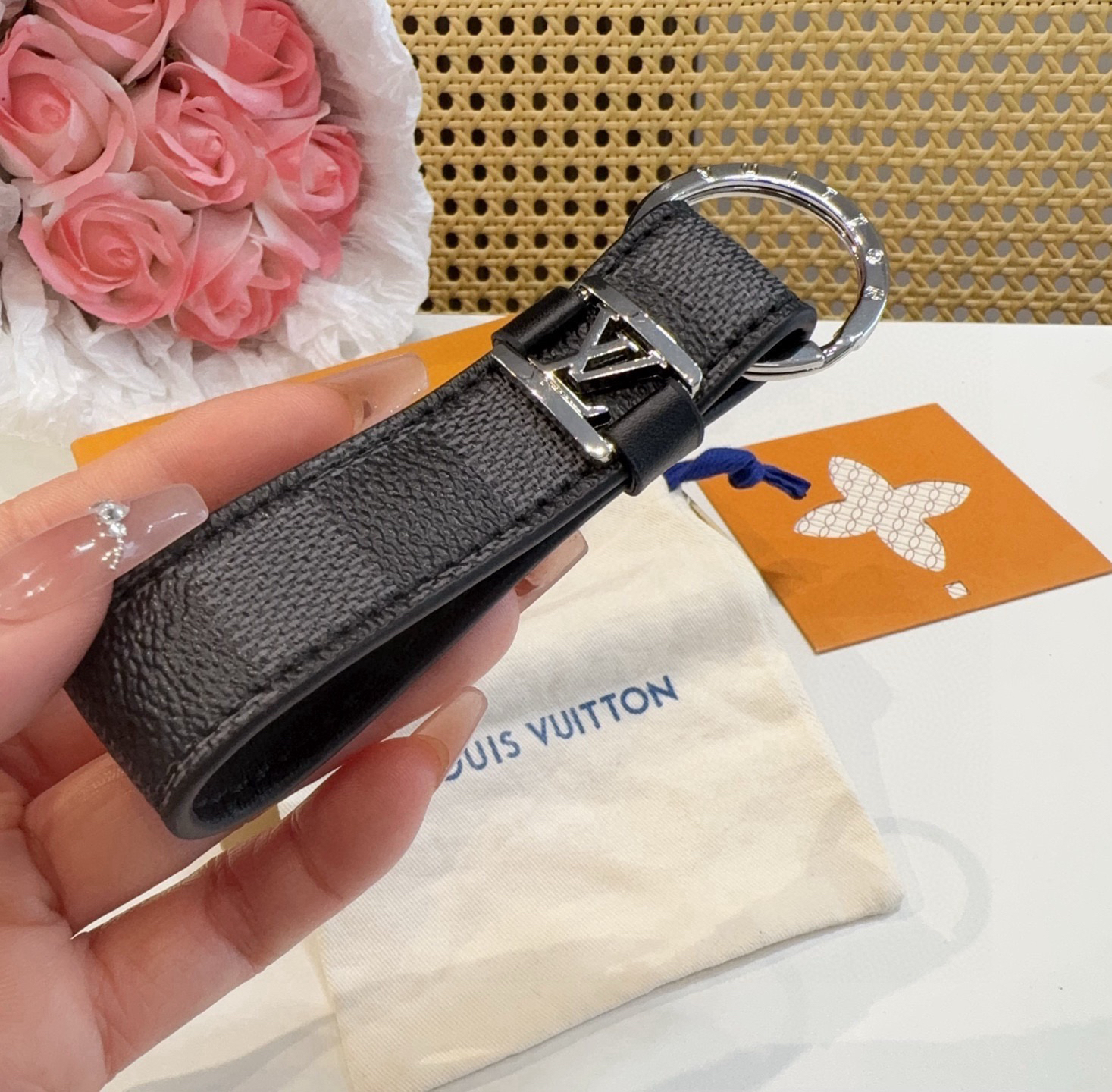 [TOP] Louis Vuitton LV Keychain - Black - 711 Luxury