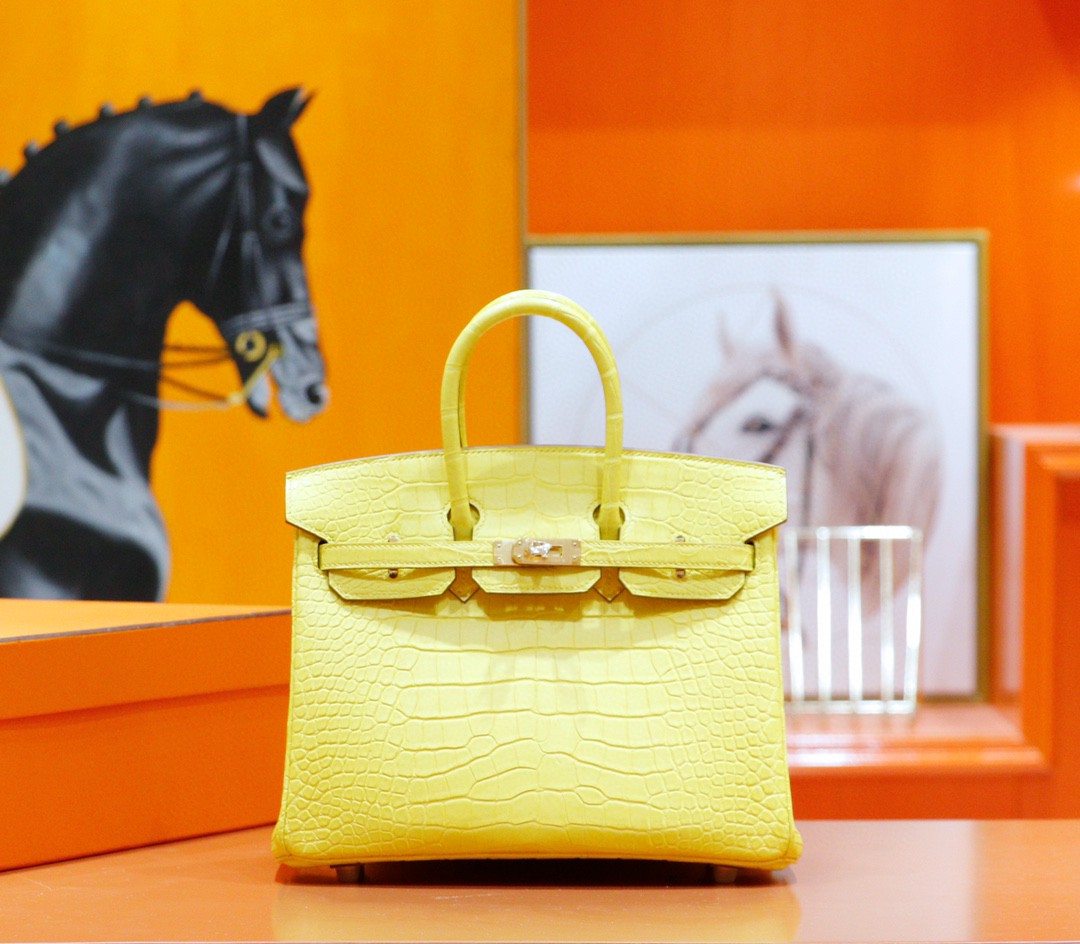 Hermès Birkin platinum bag, yellow marigold color, matte crocodile skin, gold buckle, 25-30cm long