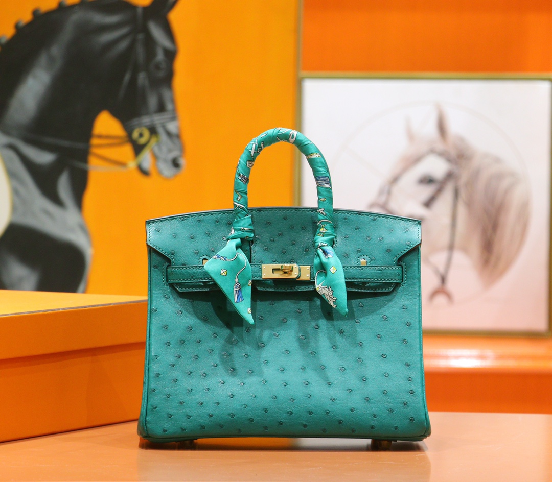 Hermès Birkin platinum bag, emerald green color, South African ostrich leather, fully hand-sewn, gold buckle, 25cm long
